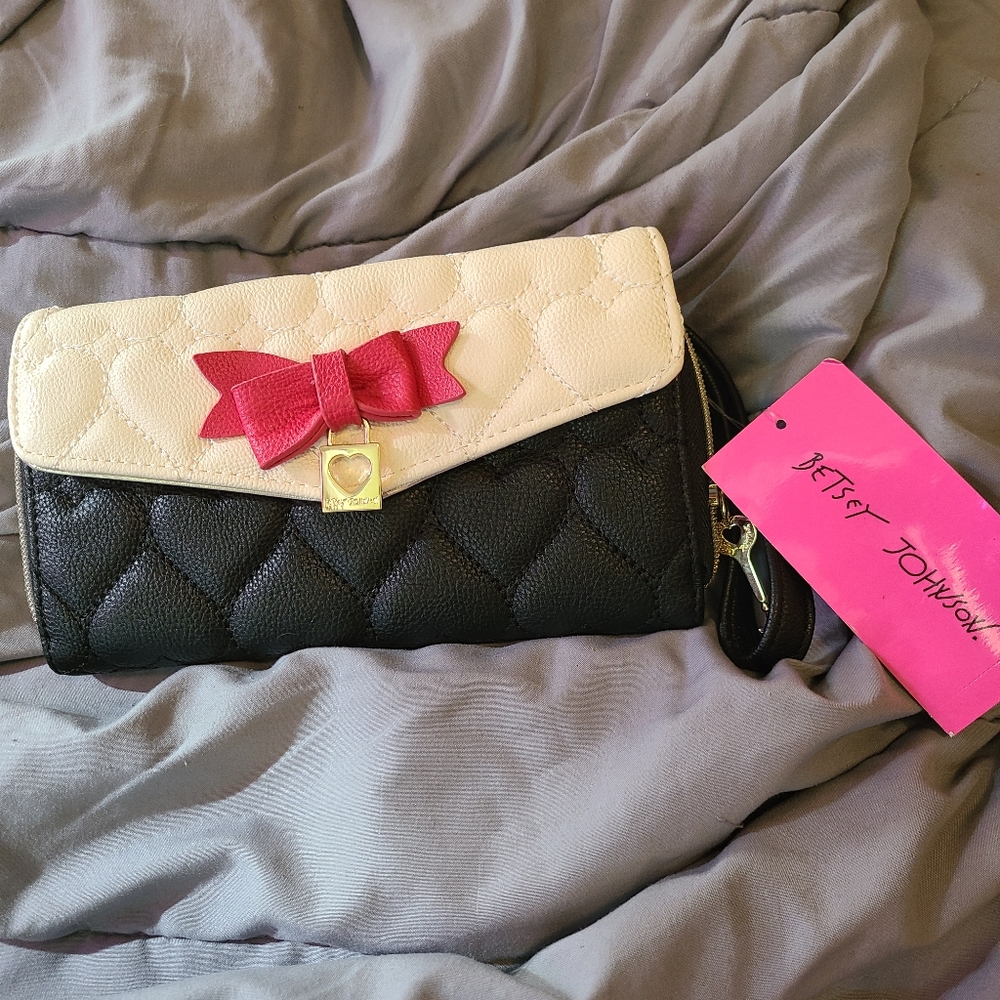 ❤NWT!! Cute flap wristlet from Betsey Johnson!